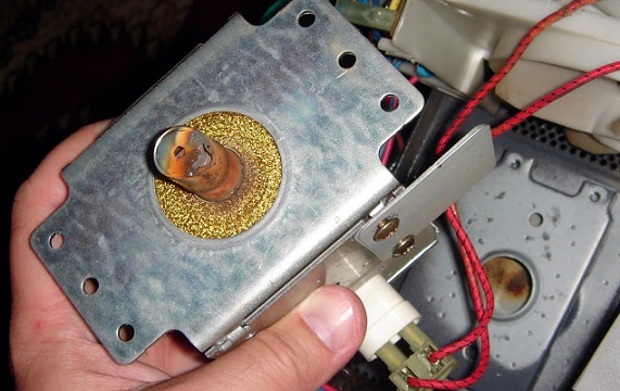 iskrit magnetron mikrovolnovaya pech