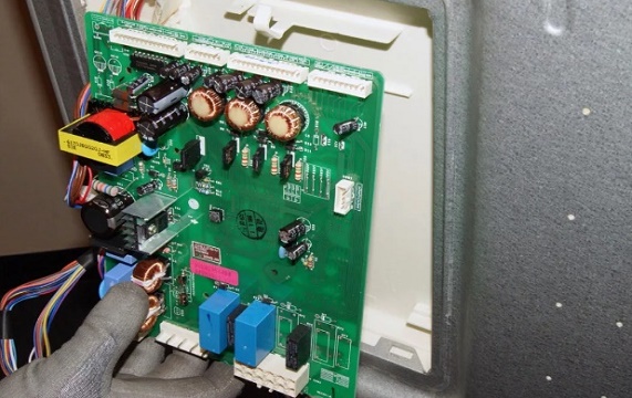 neispraven electroniy modul holodilnik